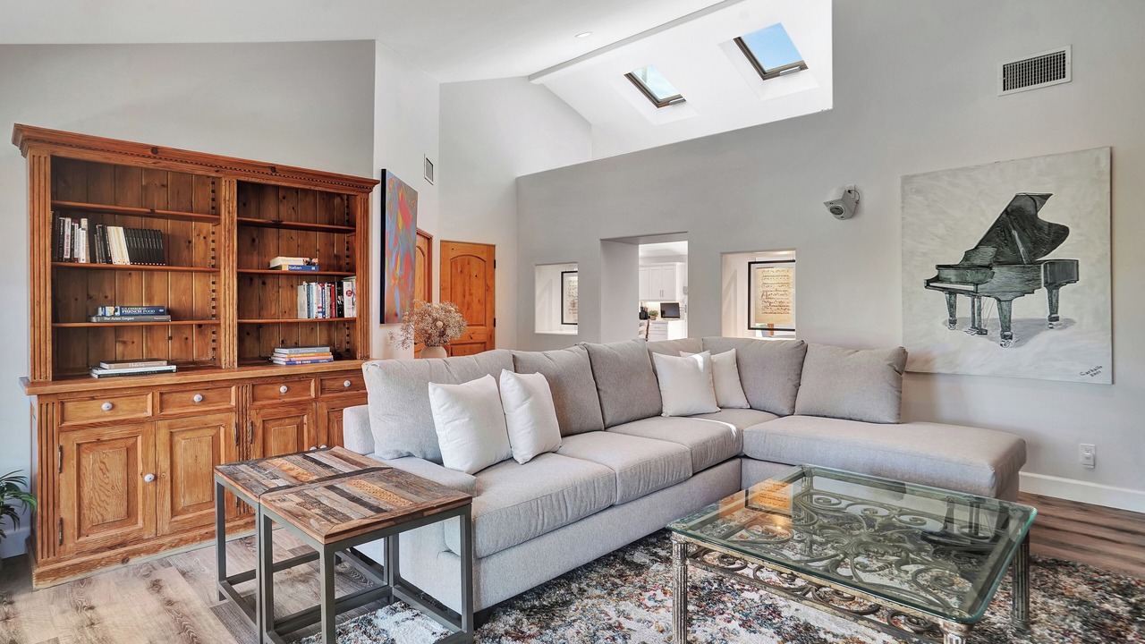 Photo of Livingroom in Woodland Hills