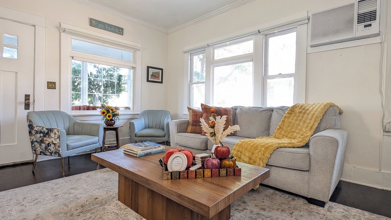 Photo of Livingroom in Alamitos Beach