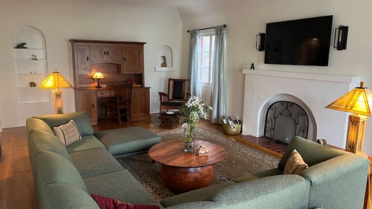 Photo of Livingroom in Mid-Wilshire