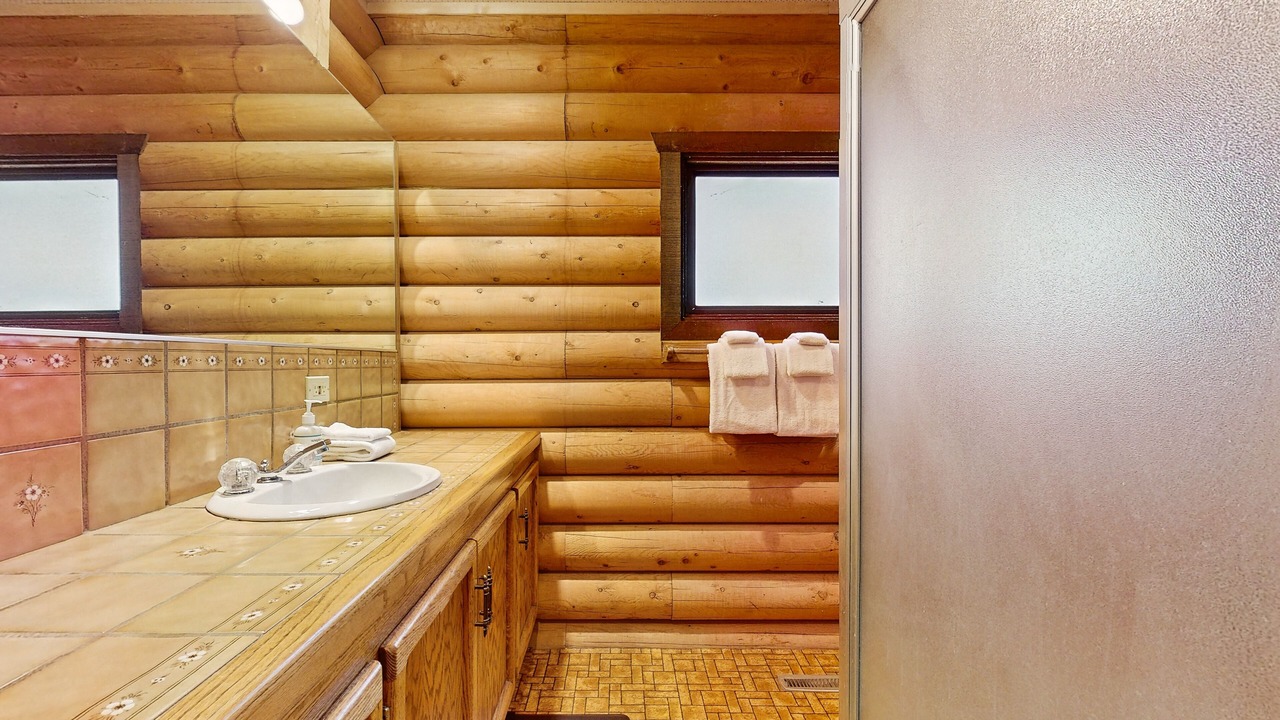 Photo of Bathroom in Twin Peaks