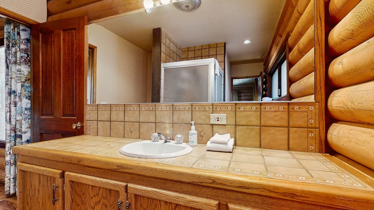 Photo of Bathroom in Twin Peaks