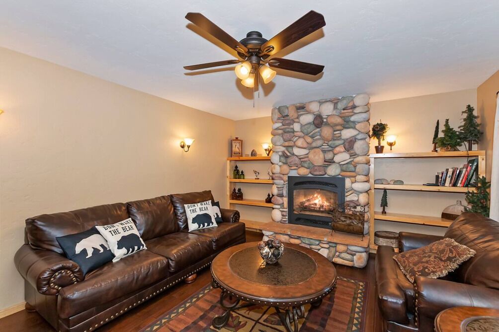 Photo of Livingroom in Summit Estates