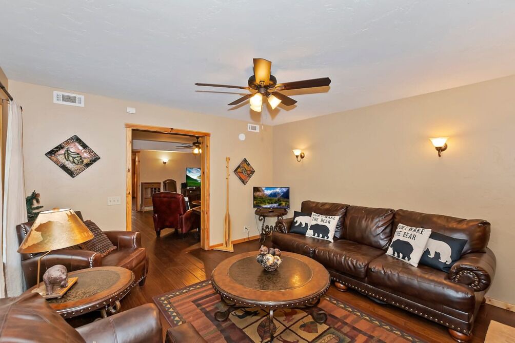 Photo of Livingroom in Summit Estates