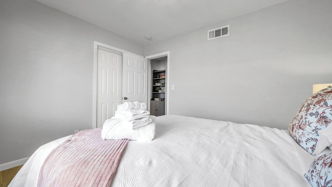 Photo of Bedroom in Lake Balboa