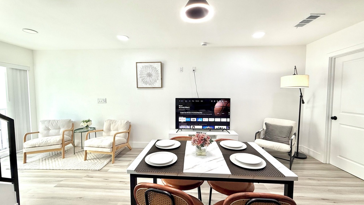 Photo of Livingroom in Van Nuys