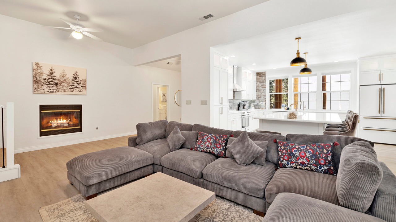 Photo of Livingroom in Eagle Mountain Estates