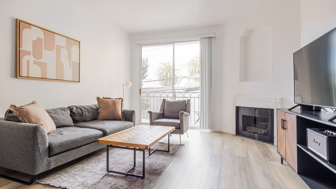 Photo of Livingroom in Greater Wilshire - Hancock Park
