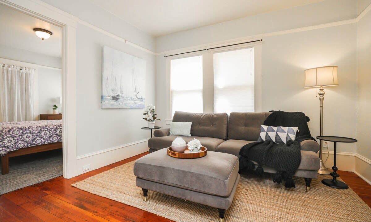 Photo of Livingroom in Piedmont Avenue