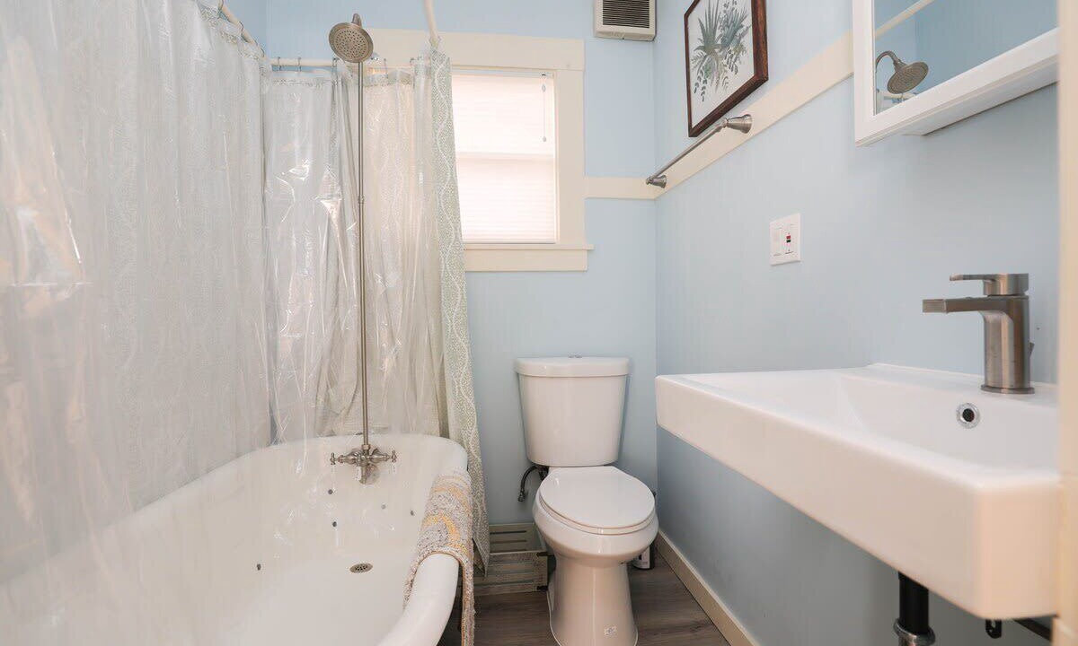 Photo of Bathroom in Piedmont Avenue