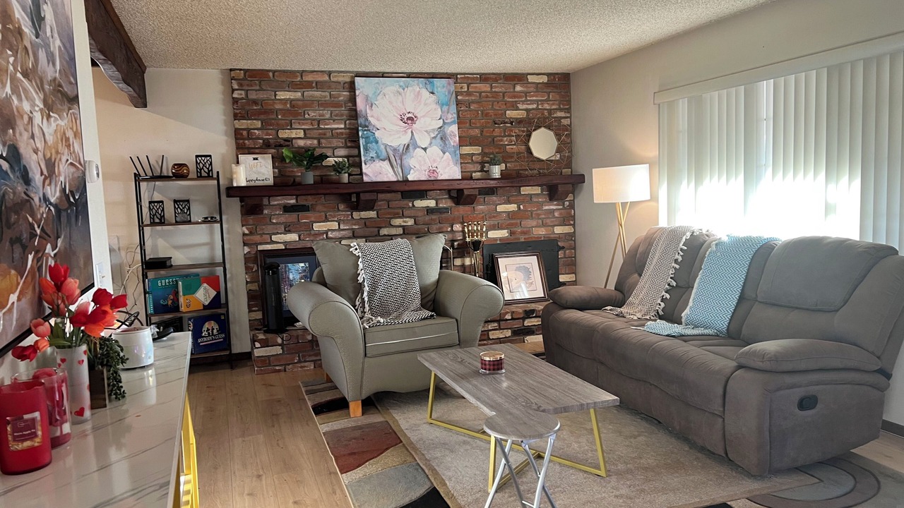 Photo of Livingroom in Midway City