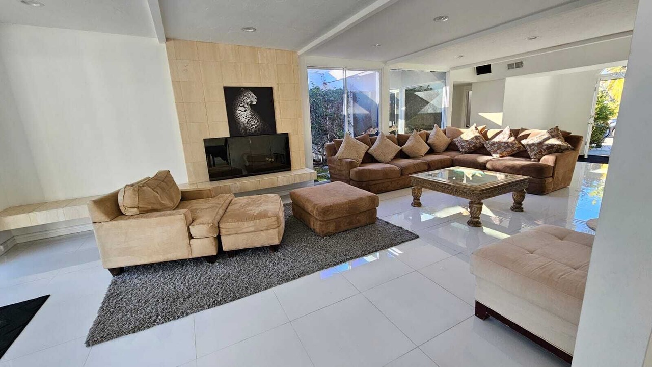Photo of Livingroom in Woodland Hills