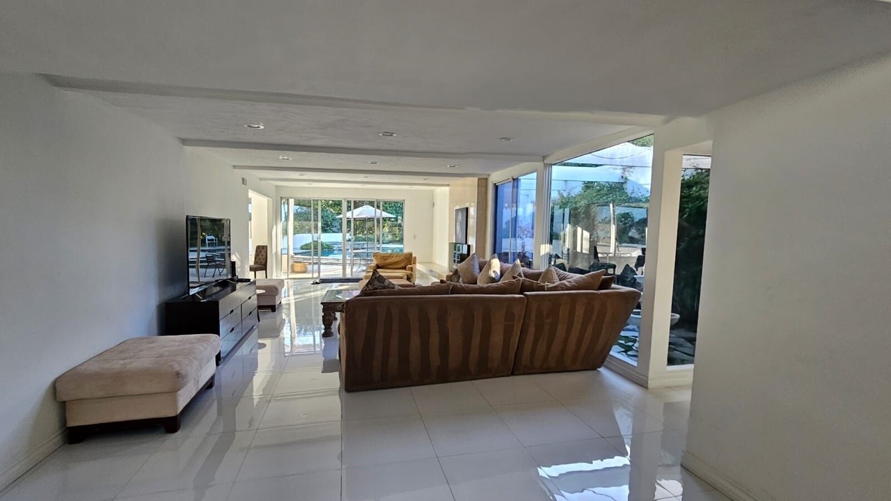 Photo of Livingroom in Woodland Hills