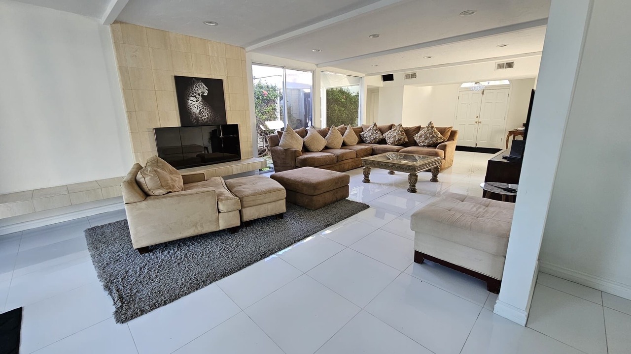Photo of Livingroom in Woodland Hills