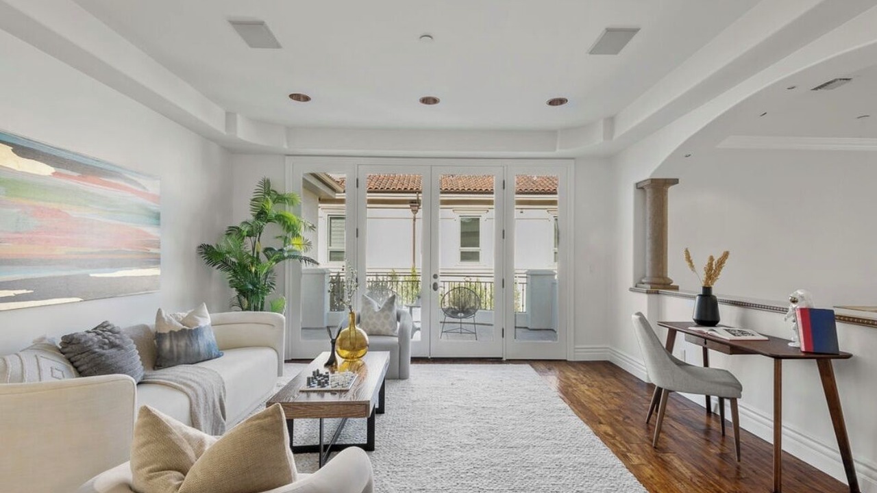 Photo of Livingroom in Tarzana