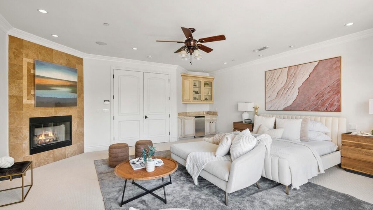 Photo of Livingroom in Tarzana