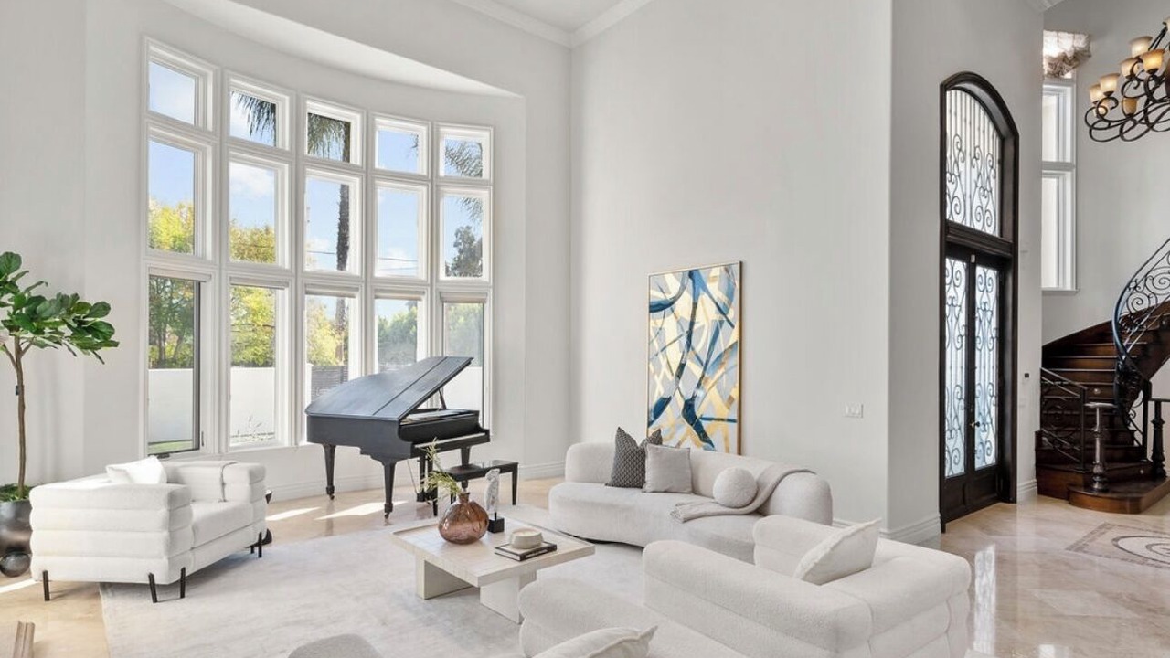 Photo of Livingroom in Tarzana