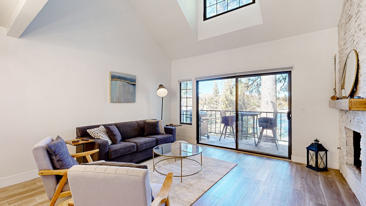 Photo of Livingroom in Lake Arrowhead