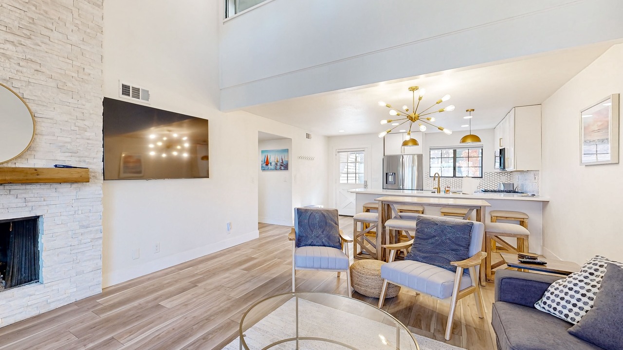 Photo of Livingroom in Lake Arrowhead