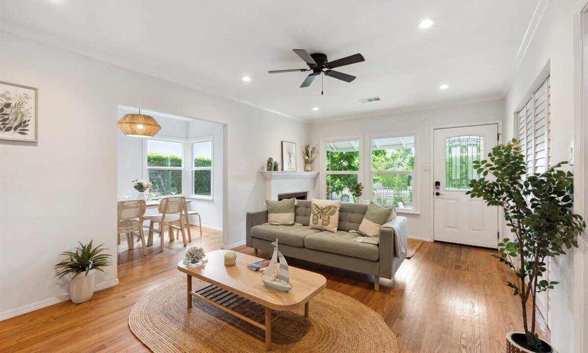 Photo of Livingroom in West Los Angeles