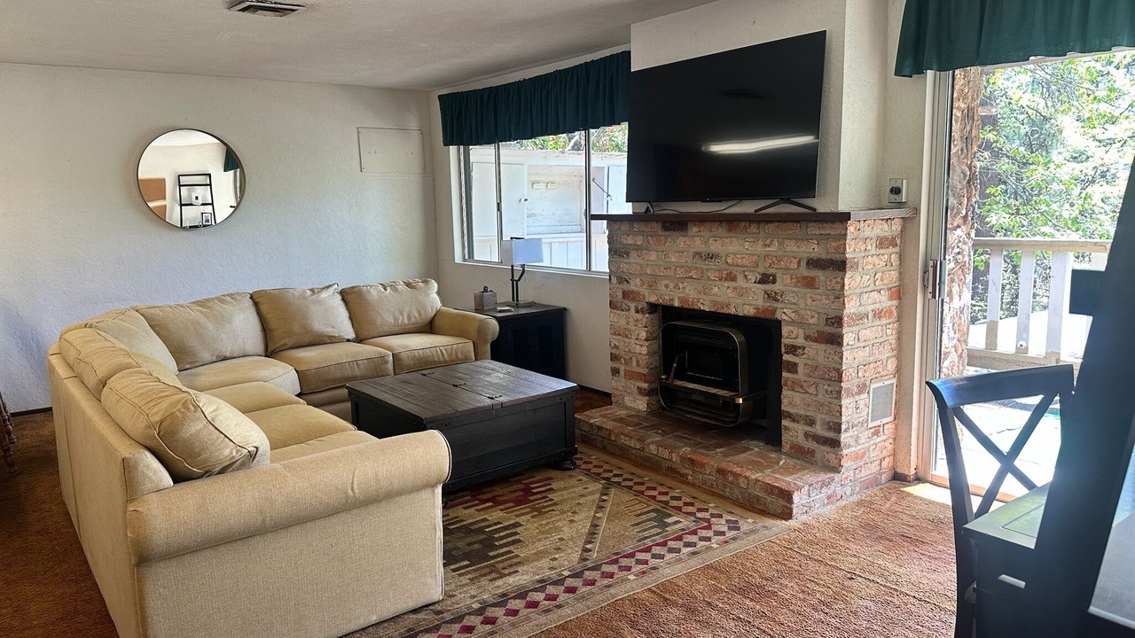 Photo of Livingroom in Lakehead-Lakeshore