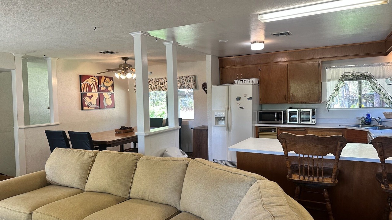 Photo of Livingroom in Lakehead-Lakeshore