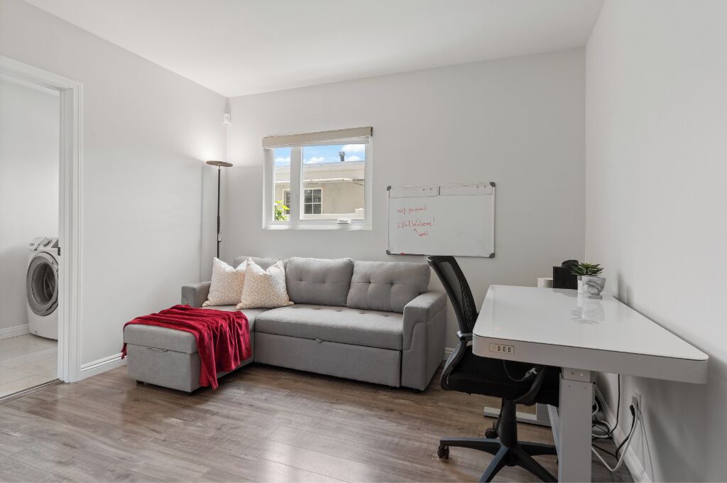 Photo of Livingroom in Van Nuys