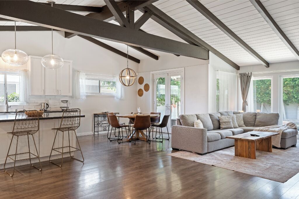 Photo of Livingroom in Van Nuys
