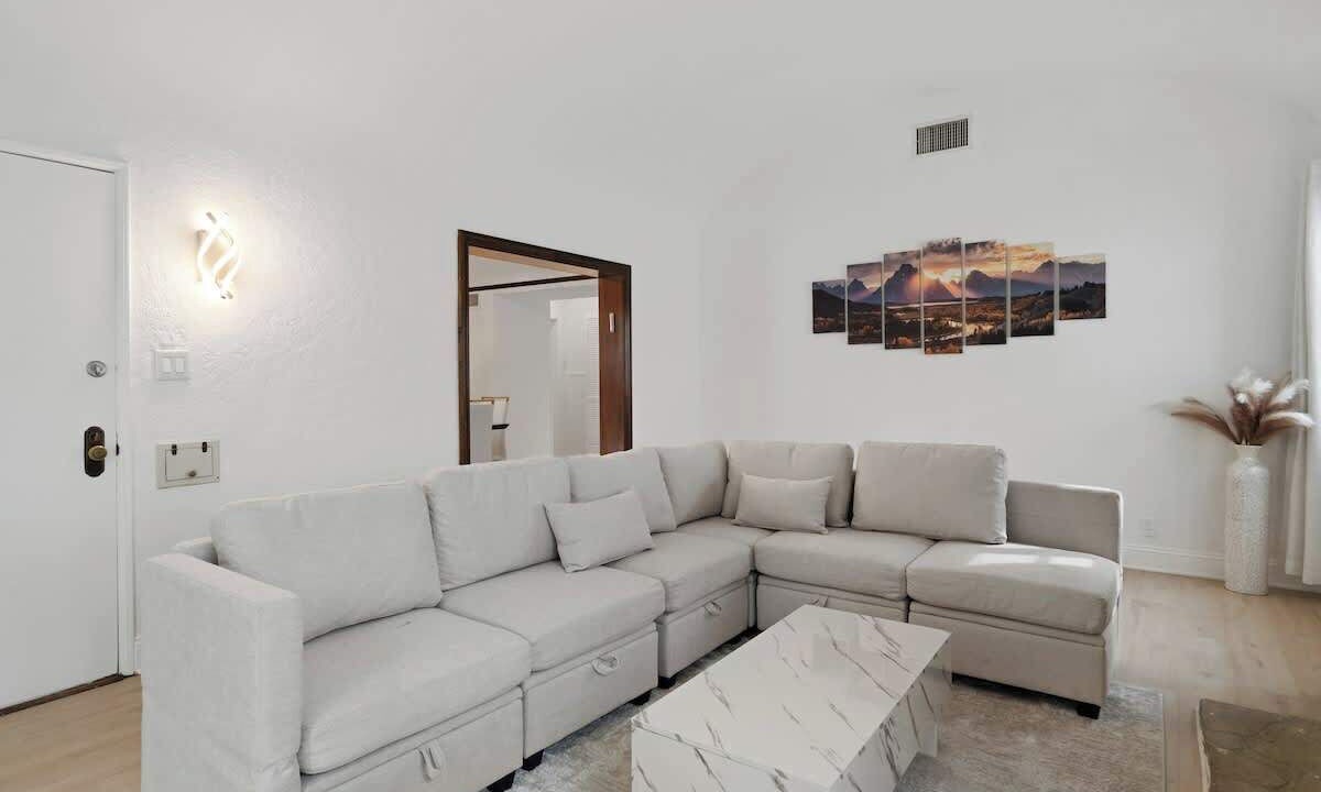 Photo of Livingroom in Pico - Robertson