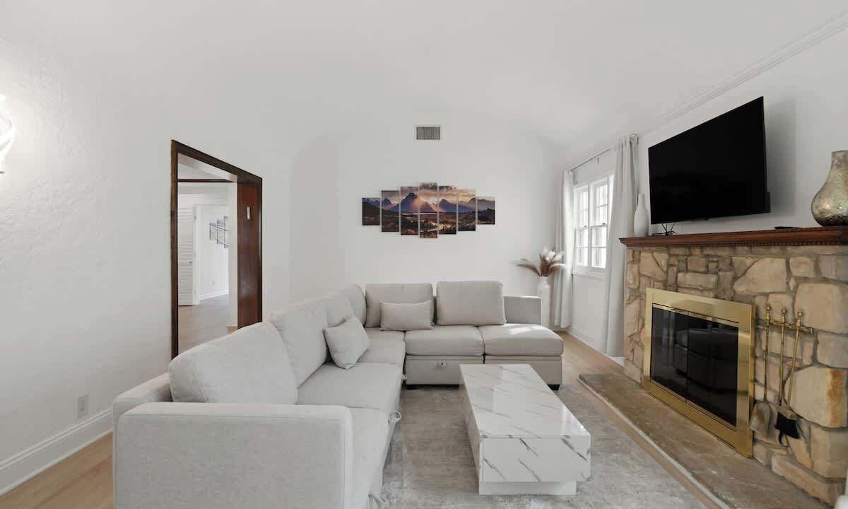 Photo of Livingroom in Pico - Robertson