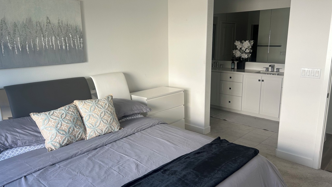 Photo of Bedroom in Platinum Triangle