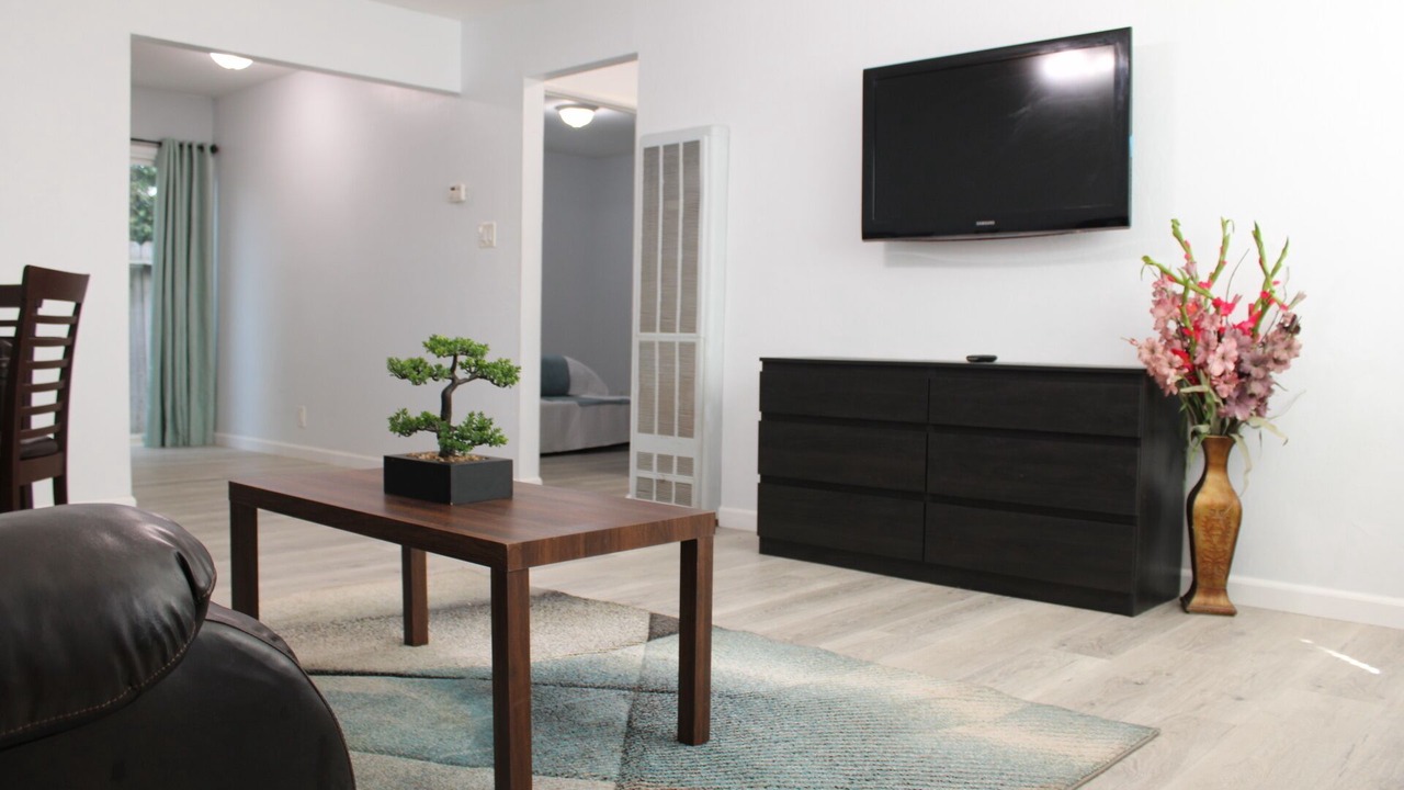 Photo of Livingroom in Upper B Street