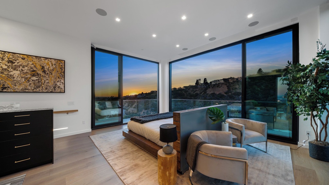 Photo of Others in Hollywood Hills West