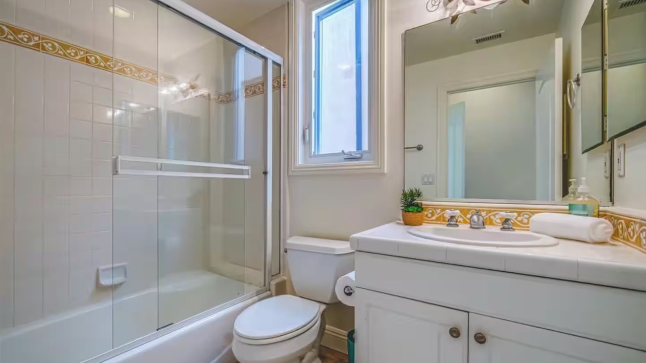 Photo of Bathroom in Gas Lamp Section