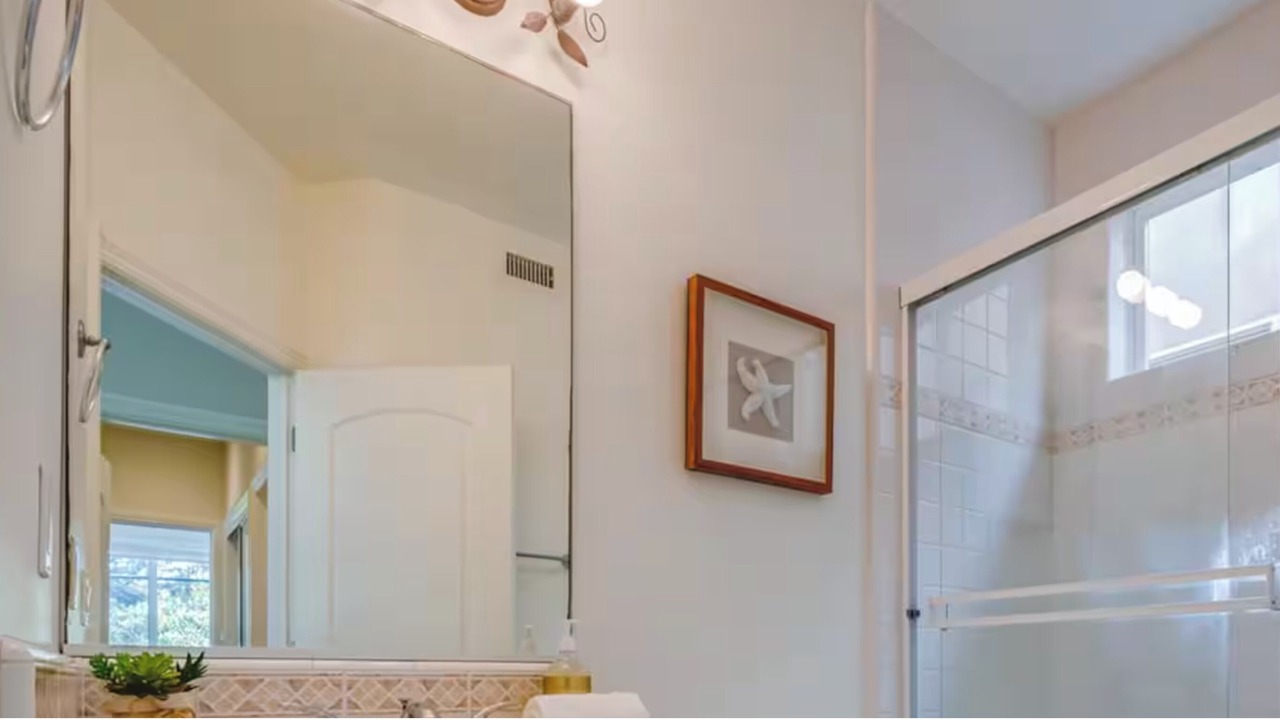 Photo of Bathroom in Gas Lamp Section