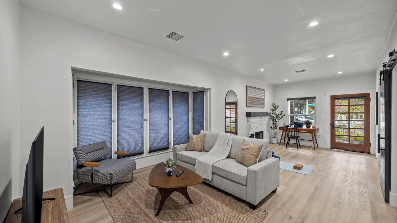 Photo of Livingroom in North Central