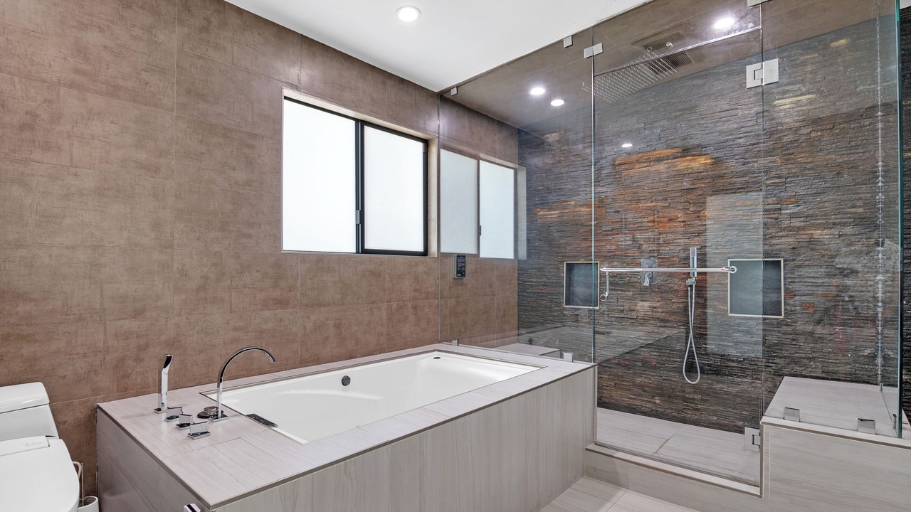 Photo of Bathroom in Greater Wilshire - Hancock Park