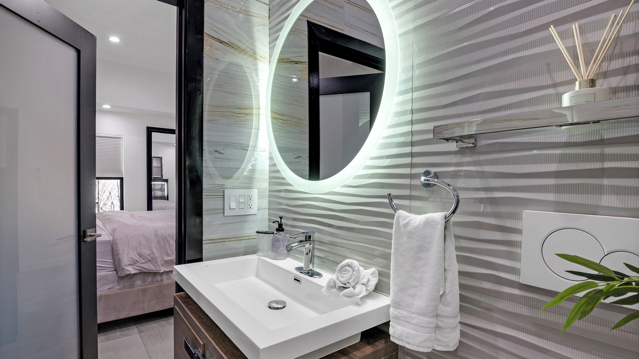 Photo of Bathroom in Greater Wilshire - Hancock Park