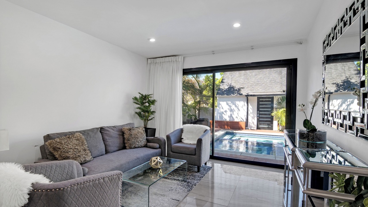 Photo of Livingroom in Greater Wilshire - Hancock Park