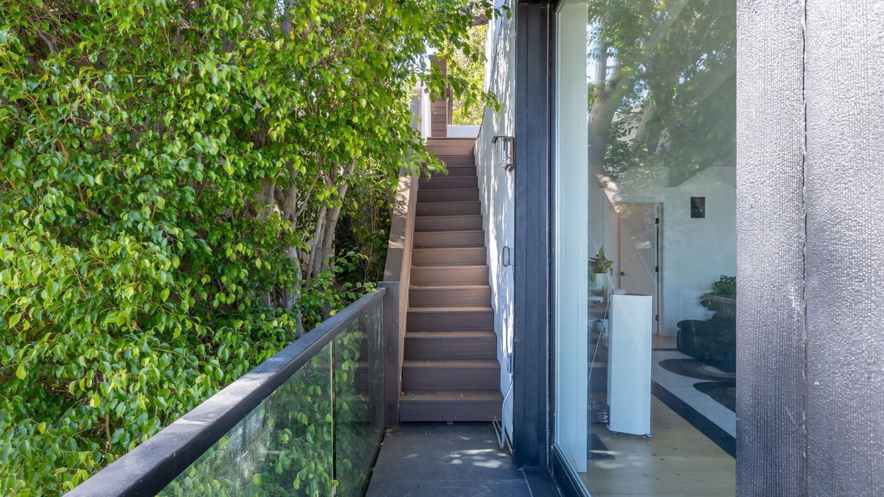 Photo of Others in Hollywood Hills West