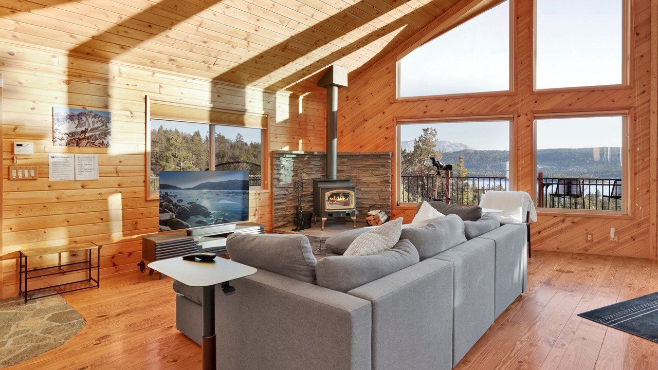 Photo of Livingroom in Fawnskin