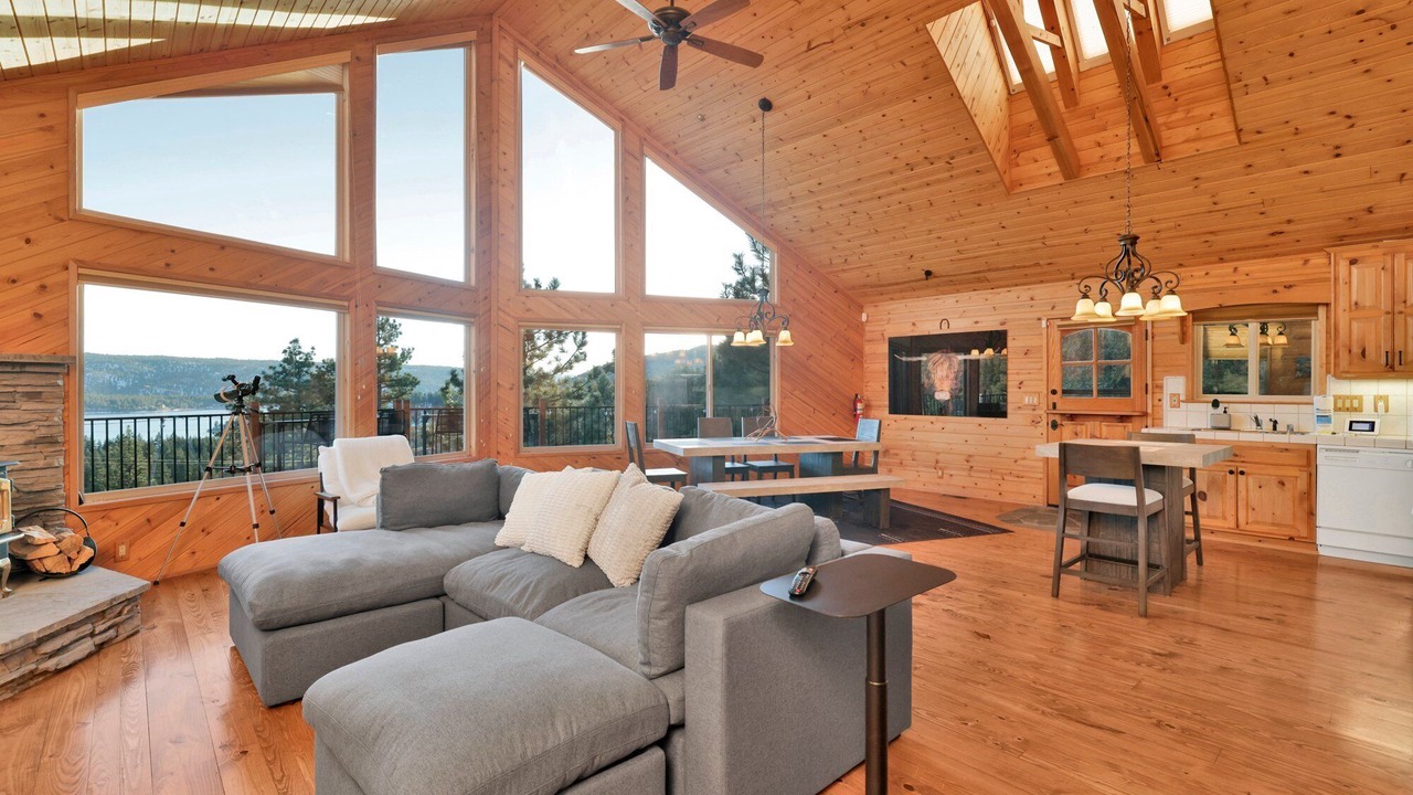 Photo of Livingroom in Fawnskin