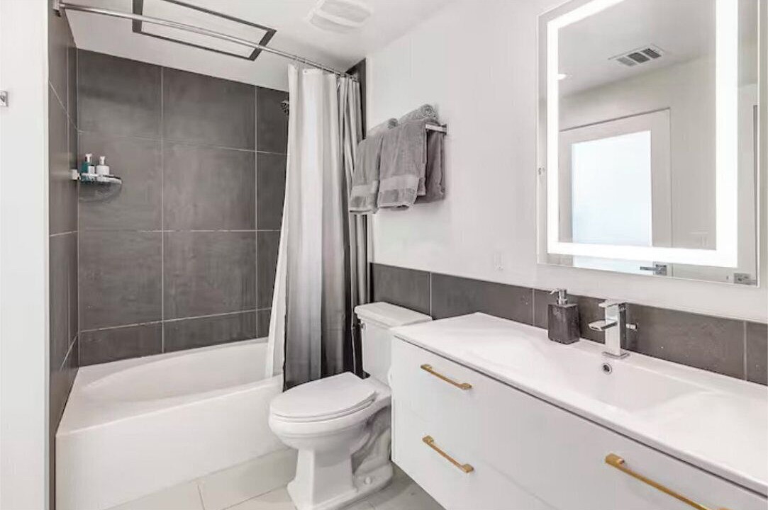 Photo of Bathroom in Downtown Los Angeles