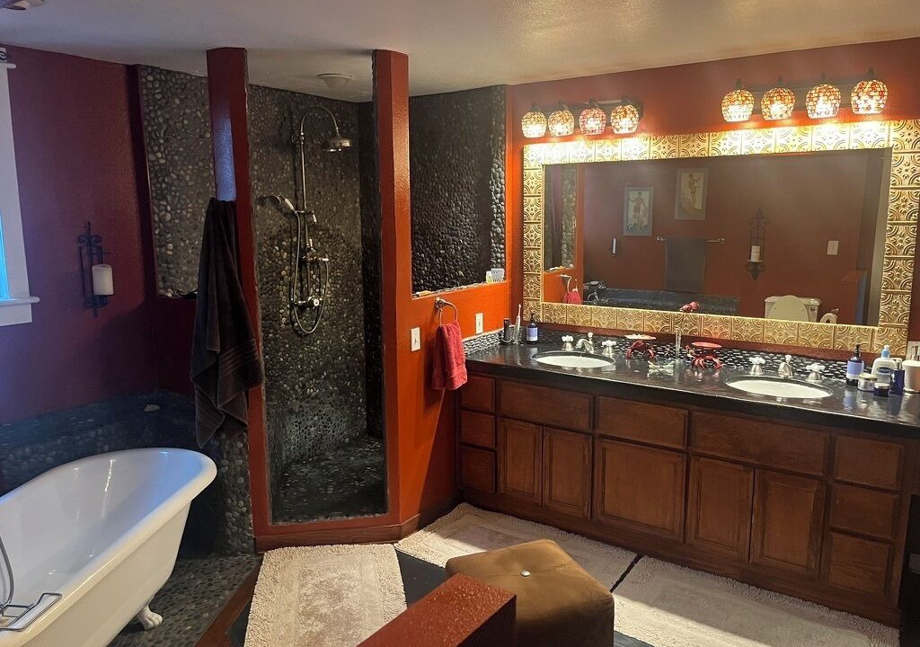 Photo of Bathroom in Cypress Park