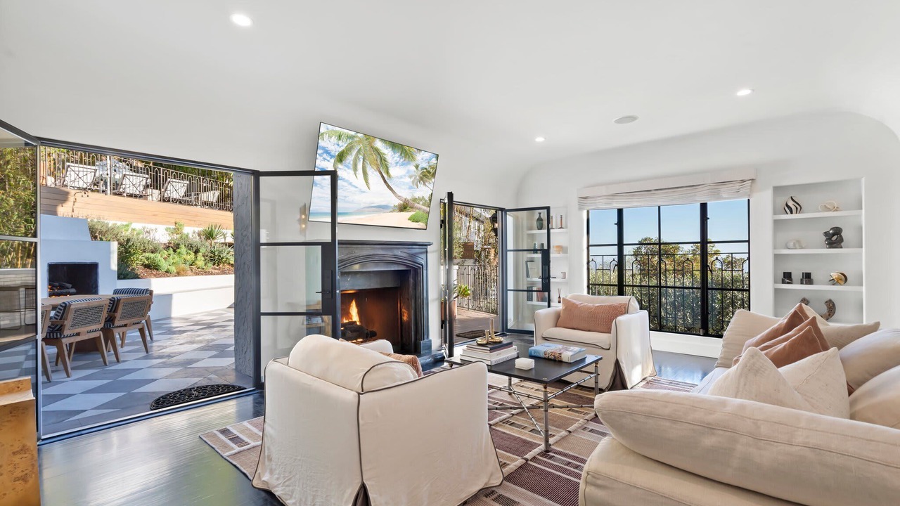 Photo of Livingroom in Hollywood Hills West