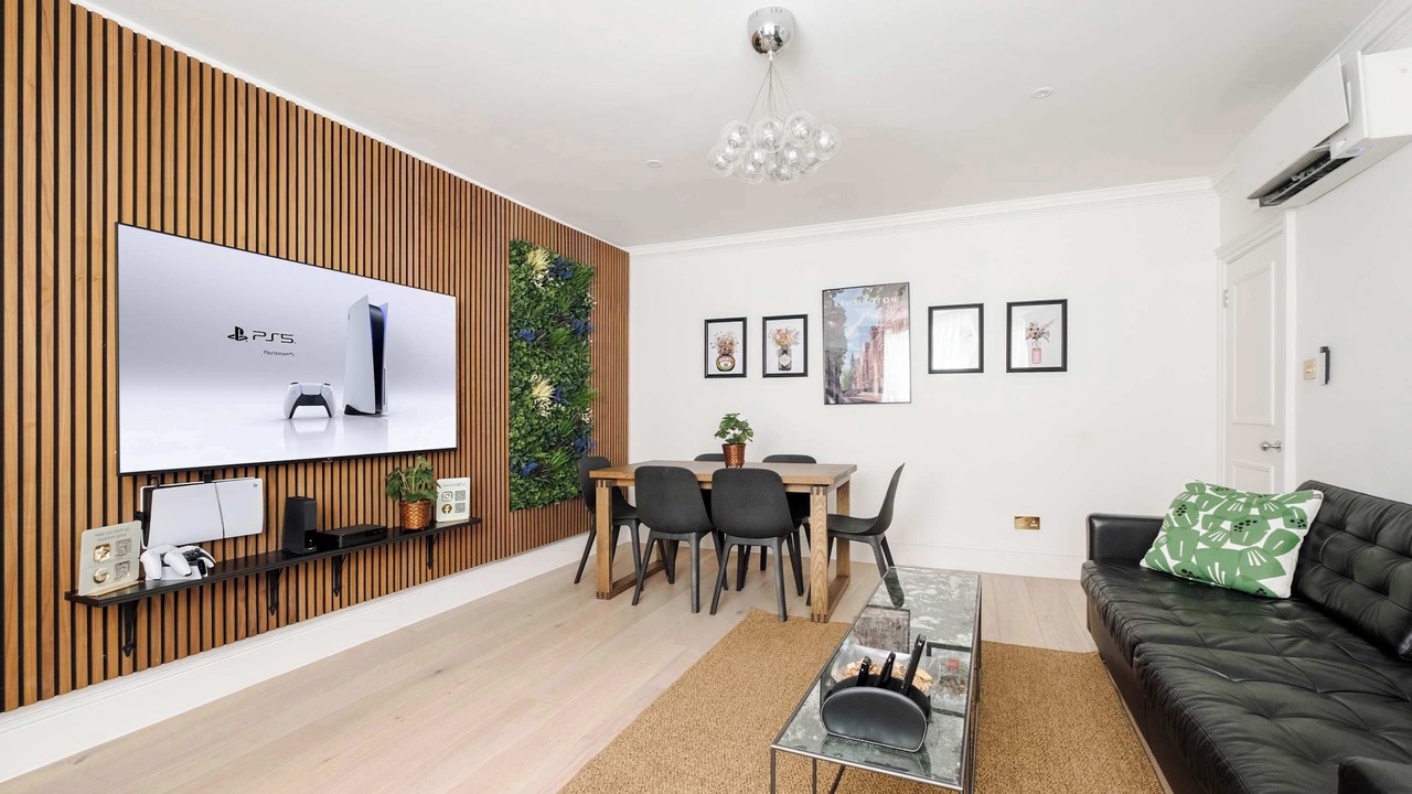 Photo of Bedroom in Queen's Gate