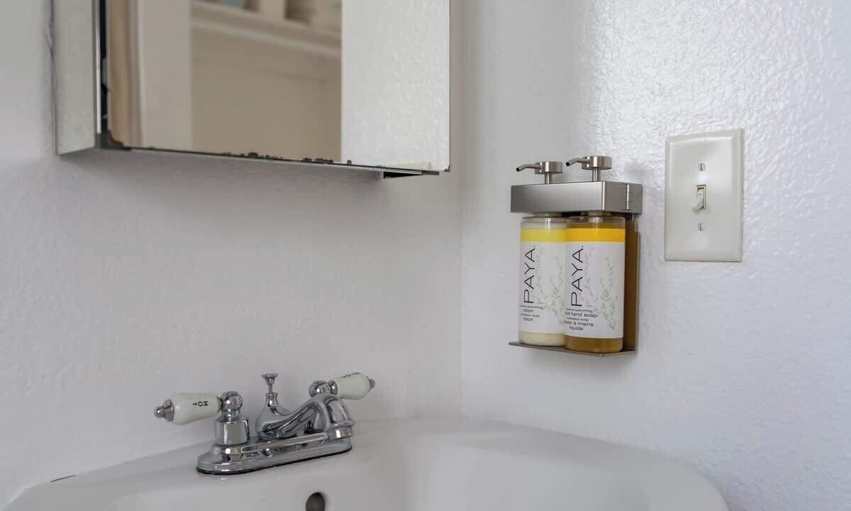 Photo of Bathroom in Beachwood Canyon