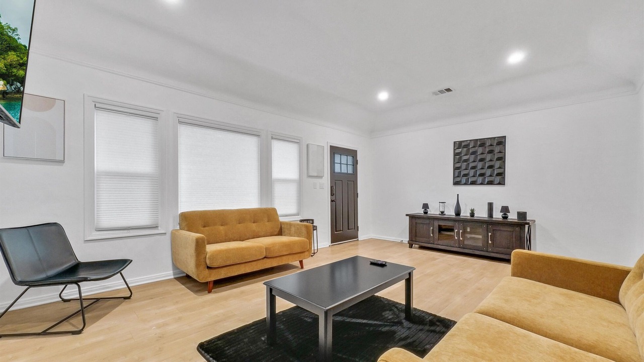 Photo of Livingroom in North Central