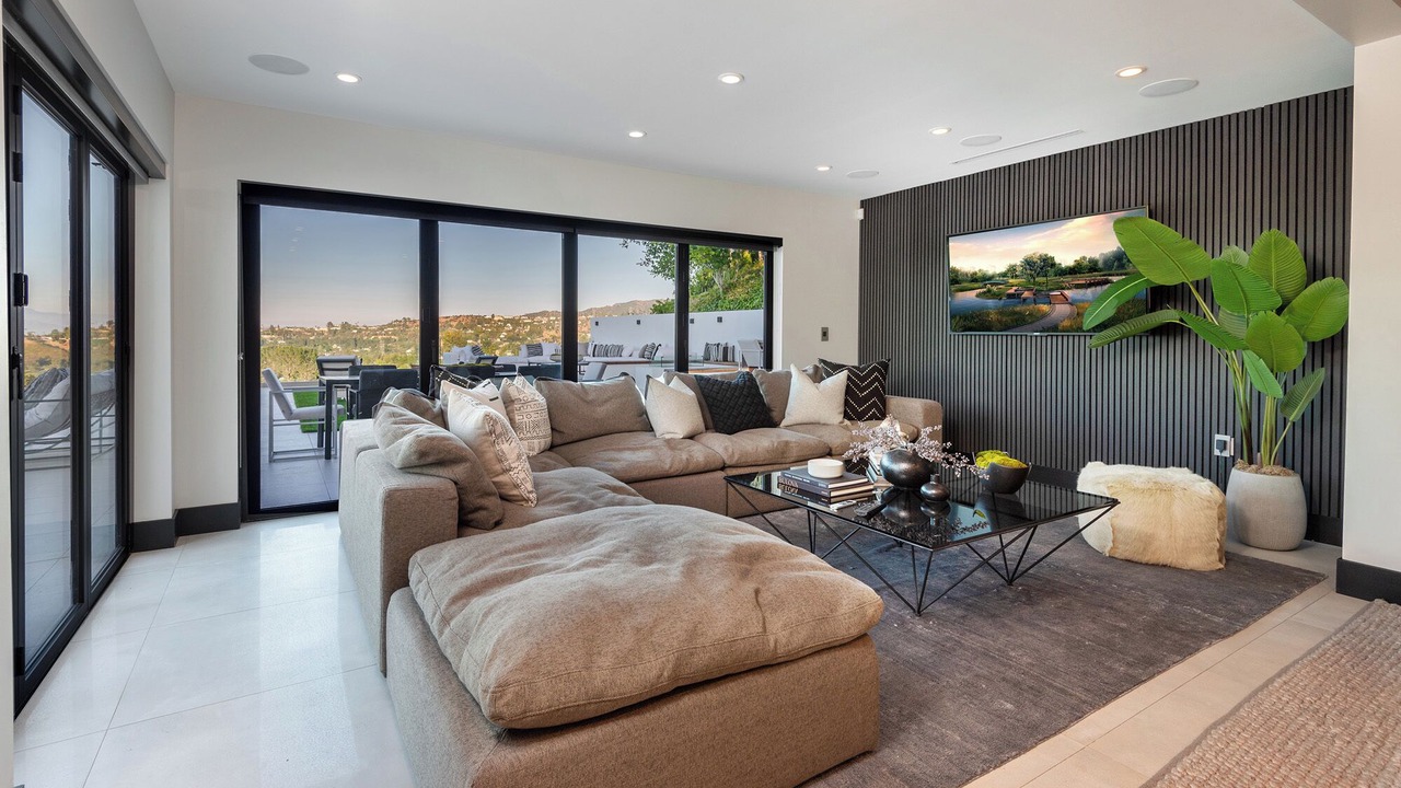 Photo of Livingroom in Tarzana