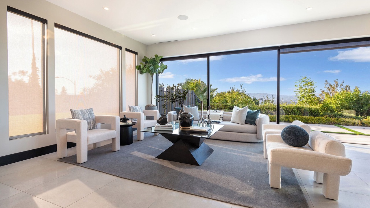 Photo of Livingroom in Tarzana