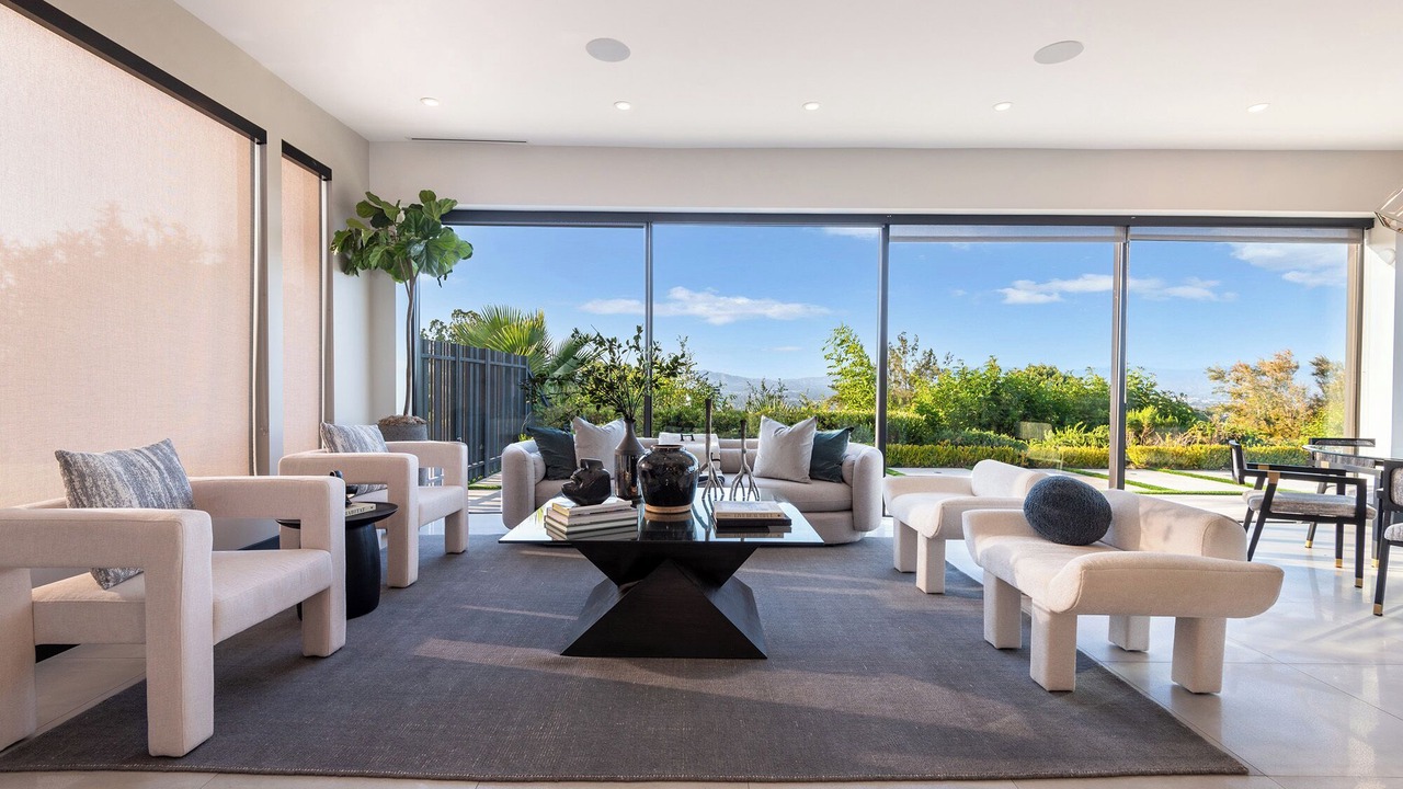 Photo of Livingroom in Tarzana